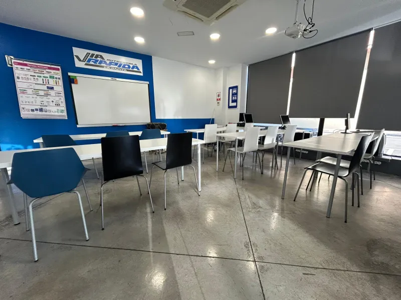 Interior de l'autoescola Via Ràpida