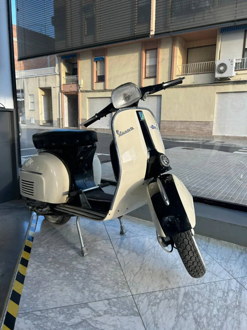 Vespa decorativa a la recepció